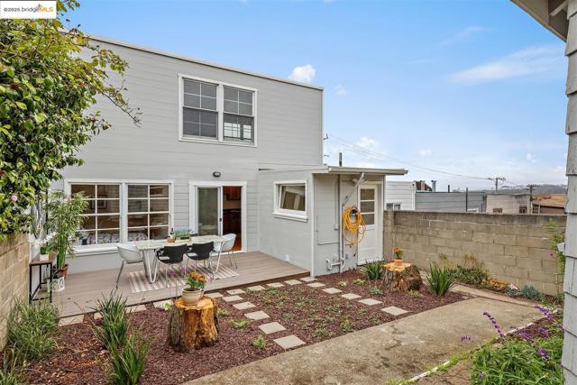 262 Byxbee St, San Francisco CA: https://media.crmls.org/mediaz/900a93f0-63dd-444a-9412-41034f1cb98d.jpg