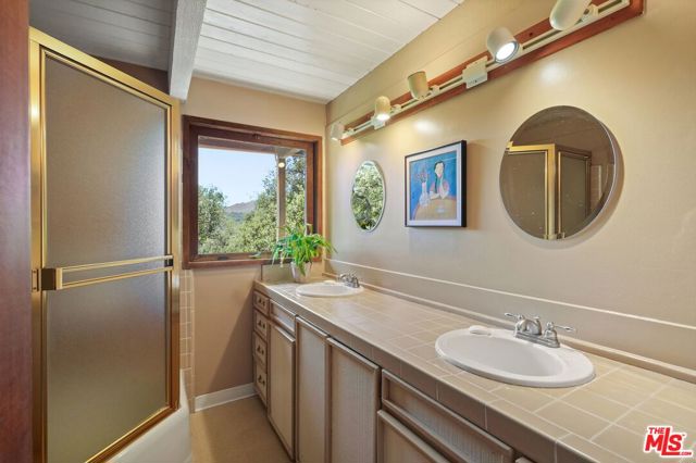 20730 Hillside Drive, Topanga CA: https://media.crmls.org/mediaz/900b663c-747b-40fb-9d0b-8d278b92f902.jpg