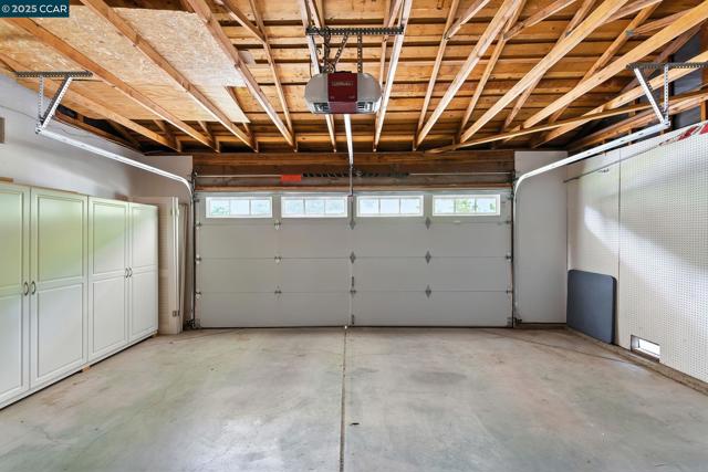 1725 Spyglass Ln, Moraga CA: https://media.crmls.org/mediaz/900b7147-83ec-483c-957c-0ec4e05a0def.jpg