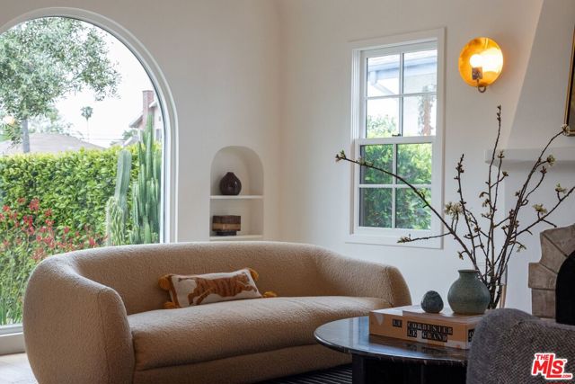 3864 3rd Avenue, Los Angeles CA: https://media.crmls.org/mediaz/900b9f89-7a8c-4b3c-b467-42ce5c5309aa.jpg