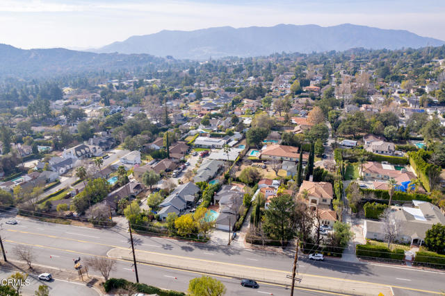 4917 Angeles Crest Highway, La Canada Flintridge CA: https://media.crmls.org/mediaz/900bb15b-625d-4327-adb5-ec2dc805c8bf.jpg