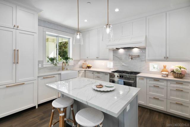 552 G Avenue, Coronado CA: https://media.crmls.org/mediaz/900c0422-14c3-4b73-ac0a-a9915cdd1015.jpg