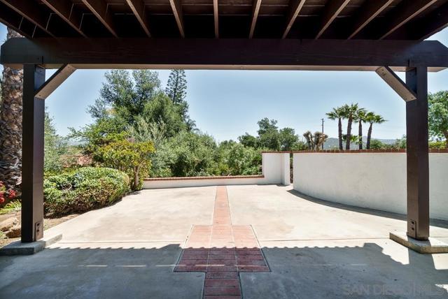 2927 Lawrence Ln, Escondido CA: https://media.crmls.org/mediaz/900c3a15-b365-4f03-8a2f-838b5f0f37b7.jpg