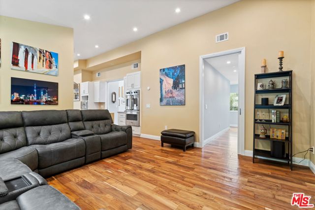 436 Levering Avenue, Los Angeles CA: https://media.crmls.org/mediaz/900c9439-a8f7-4035-a98e-9d5cff06f96e.jpg