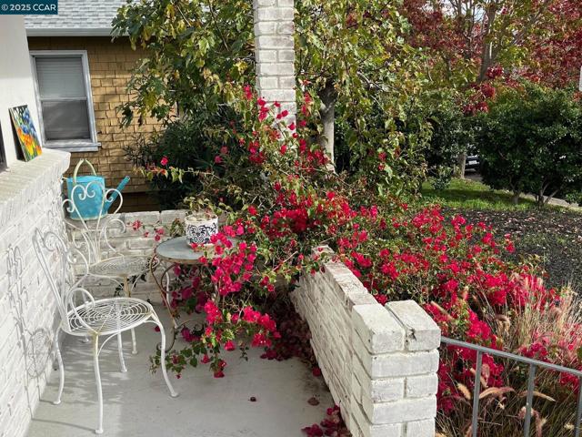 620 Kentucky St, Vallejo CA: https://media.crmls.org/mediaz/900cb10a-a4ef-48c1-a4d3-30cceb6a56e7.jpg