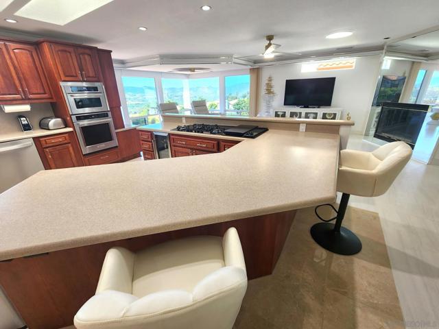 3933 Pinnacle Pl, Escondido CA: https://media.crmls.org/mediaz/900ccec9-e18f-4042-9240-3931a0059da0.jpg