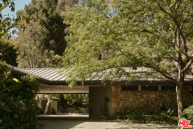 1117 N Beverly Drive, Beverly Hills CA: https://media.crmls.org/mediaz/900d250e-cf10-4bf8-bd3c-c5393a782acb.jpg