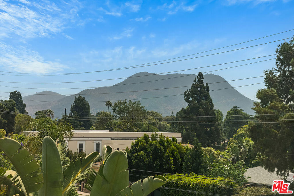 https://media.crmls.org/mediaz/900d286b-28ba-4c46-9666-677e17a03c71.jpg?preset=X-Large