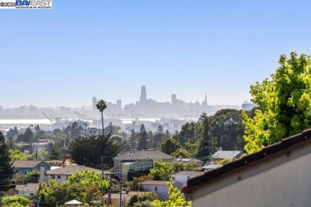 4120 Rhoda Ave, Oakland CA: https://media.crmls.org/mediaz/900ed394-83d3-4950-a674-49ffc3c94b05.jpg