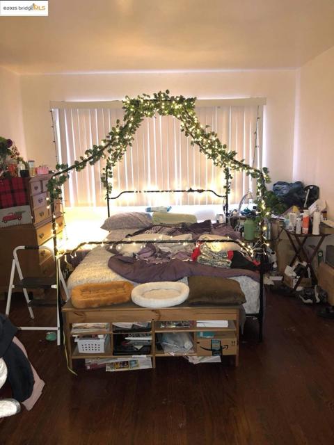 3681 39Th Ave, Oakland CA: https://media.crmls.org/mediaz/900ee421-c915-40ed-a688-c47b1448bb76.jpg