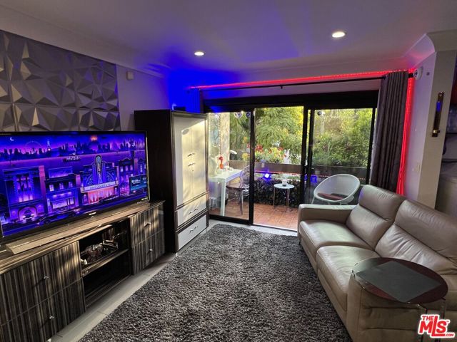 950 N Kings Road, West Hollywood CA: https://media.crmls.org/mediaz/900f1b01-70d3-4e1d-8f36-b3464b7edee9.jpg
