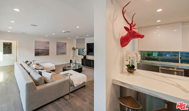 602 N Whittier Drive, Beverly Hills CA: https://media.crmls.org/mediaz/900f446a-77a6-468c-8f7d-f7ef0db1e085.jpg