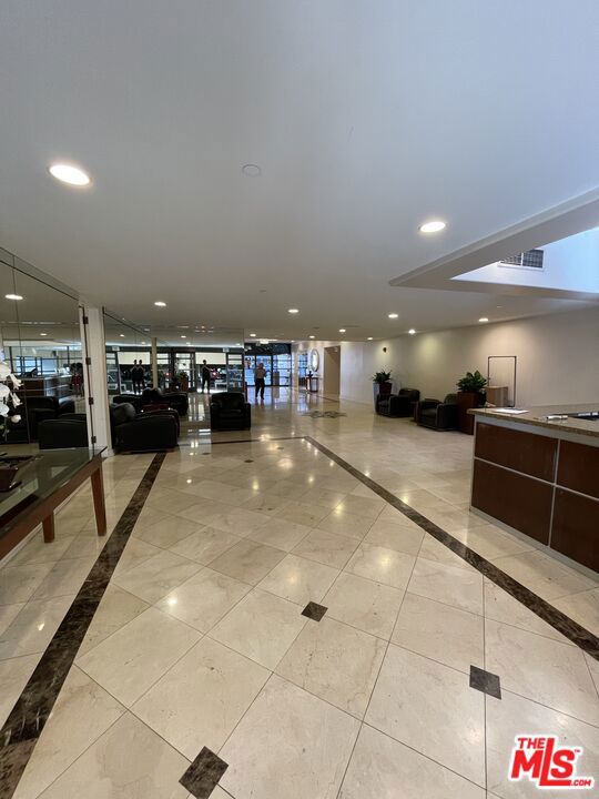 600 W 9th Street, Los Angeles CA: https://media.crmls.org/mediaz/900f76d7-23a9-497b-ae76-86e1c9a41b8c.jpg