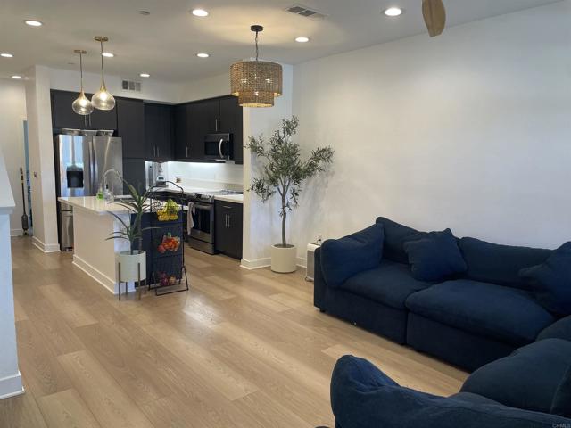 Detail Gallery Image 5 of 7 For 7641 University Ave #105,  La Mesa,  CA 91942 - 3 Beds | 3 Baths