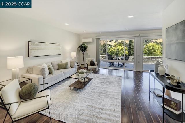 3136 Tice Creek Dr, Walnut Creek CA: https://media.crmls.org/mediaz/900fffcc-4ff9-4433-940e-686101ea13e9.jpg