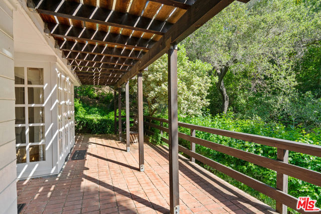21550 Summit Trail, Topanga CA: https://media.crmls.org/mediaz/90102210-8997-4002-bedd-b20dd08be1f7.jpg