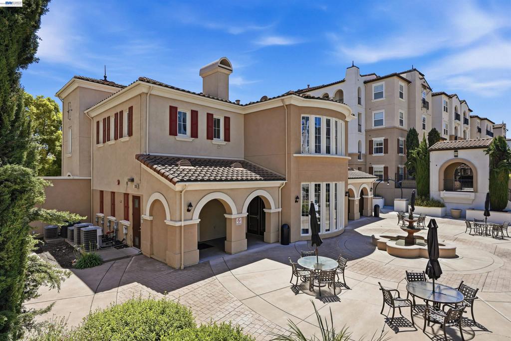 https://media.crmls.org/mediaz/9010b414-bf26-4bf0-83e3-321d8b3ae340.jpg?preset=X-Large