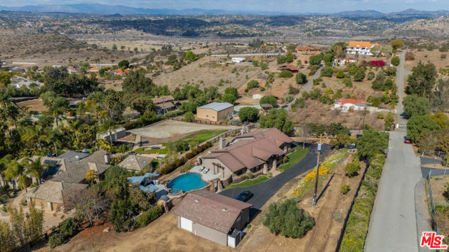 32070 Via Vera, Bonsall CA: https://media.crmls.org/mediaz/901104fa-b898-41ff-8a98-ccbfb624c00b.jpg