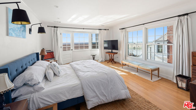 605 Palisades Beach Road, Santa Monica CA: https://media.crmls.org/mediaz/90110742-4615-4521-91d7-fda088f82bee.jpg