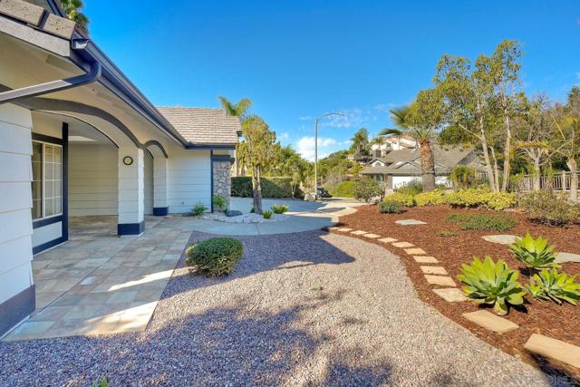 2785 Canyon Oak Pl, Escondido CA: https://media.crmls.org/mediaz/9011f718-dada-41b3-a708-a9124ad6b994.jpg