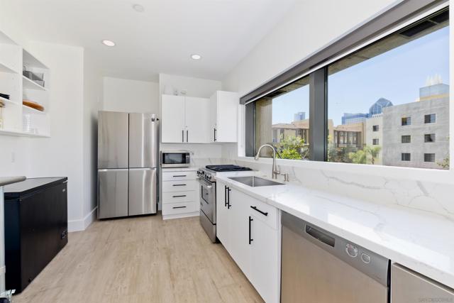 550 Front St, San Diego CA: https://media.crmls.org/mediaz/90120de1-5dd8-4f0c-9d63-fc8abd554485.jpg