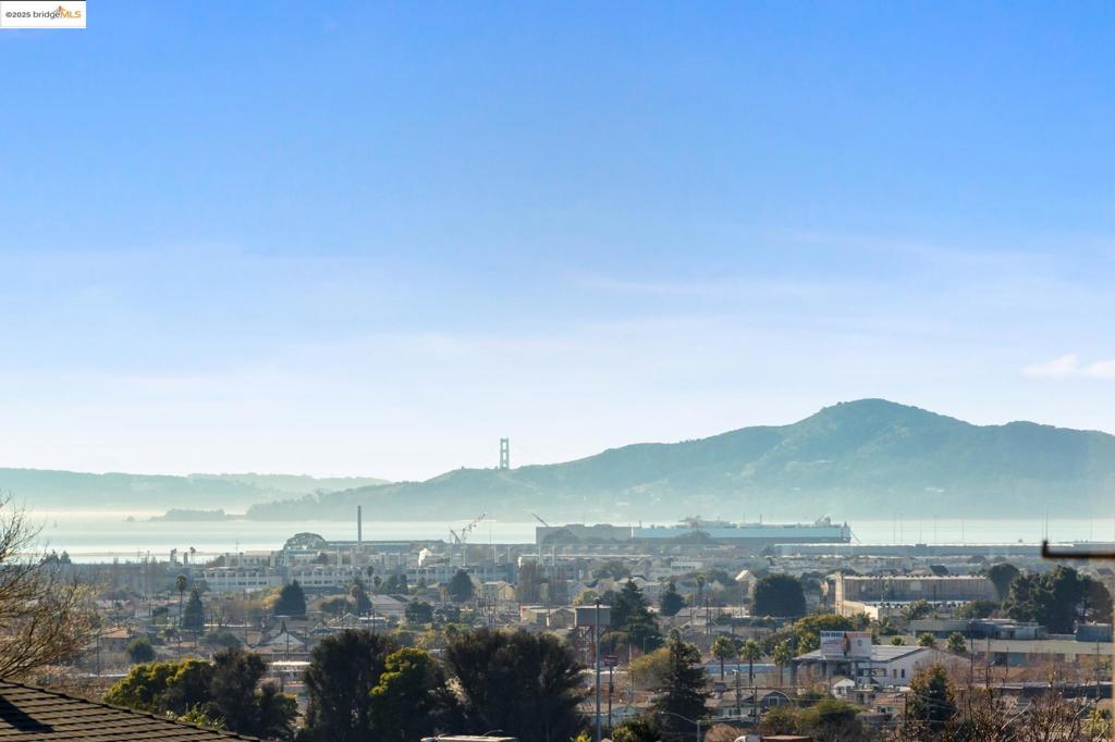 https://media.crmls.org/mediaz/90125cf9-5664-4fd5-a8b4-9a5972c052f0.jpg?preset=X-Large