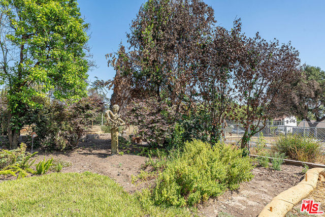 2876 Saint James Place, Altadena CA: https://media.crmls.org/mediaz/90127b4c-7e16-4f29-b275-fad9bf953981.jpg