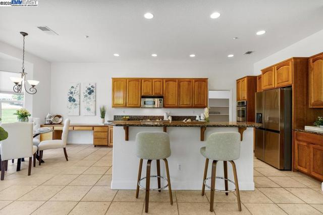 1123 Burghley Ln, Brentwood CA: https://media.crmls.org/mediaz/90127ed2-5f86-4c7b-8ee9-149909405728.jpg