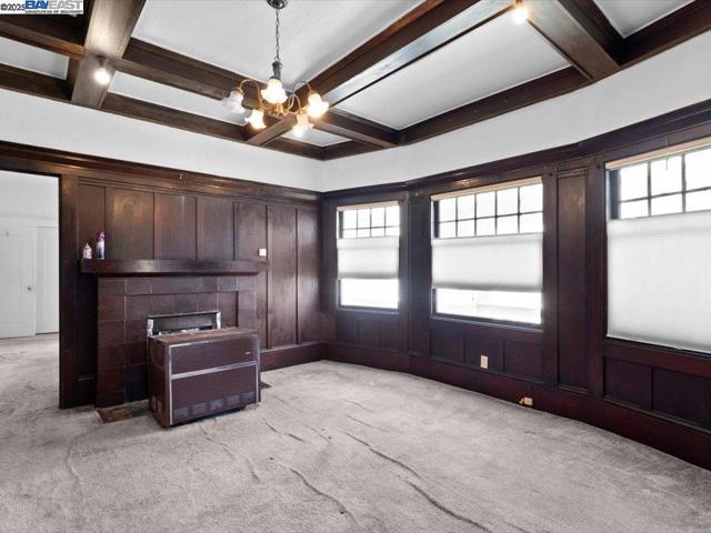 1013 Chestnut St, Oakland CA: https://media.crmls.org/mediaz/90128b1d-c508-4a62-a164-22161fbdc937.jpg