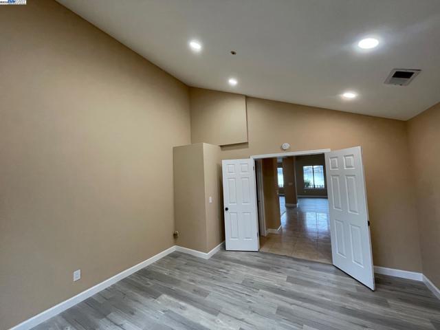 706 Widgeon St, Foster City CA: https://media.crmls.org/mediaz/901363e0-9823-4e70-bb35-3dc4c3746b93.jpg