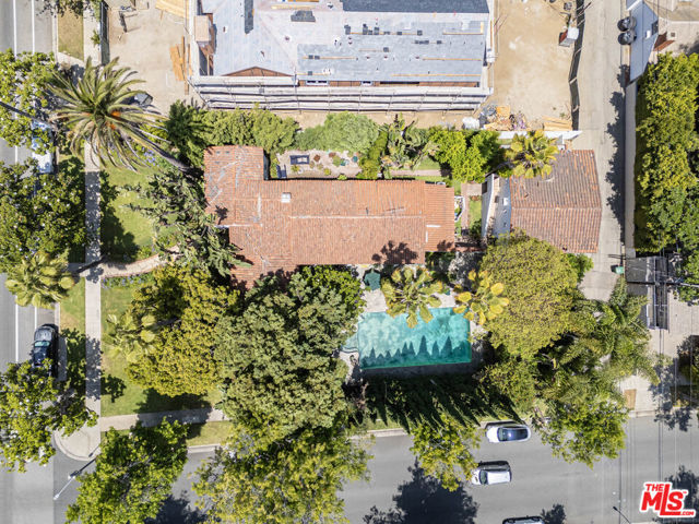 602 N Crescent Drive, Beverly Hills CA: https://media.crmls.org/mediaz/901398ed-0dc3-4754-8469-7988e5dd02b0.jpg