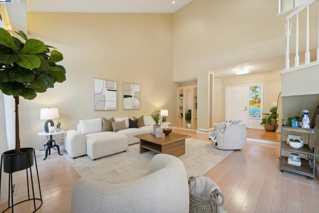 108 Kingswood Cir, Danville CA: https://media.crmls.org/mediaz/90139b6d-73d5-4458-8bdc-45af3330d213.jpg