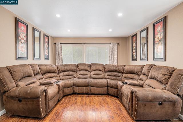 75 E Bolton Rd, Oakley CA: https://media.crmls.org/mediaz/9014e716-d6e2-4617-8a28-9b4b3df4f4ae.jpg