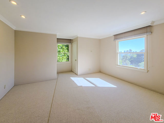 8967 St Ives Drive, Los Angeles CA: https://media.crmls.org/mediaz/90150f9f-98a7-4a12-96e5-ef2fa544dec8.jpg