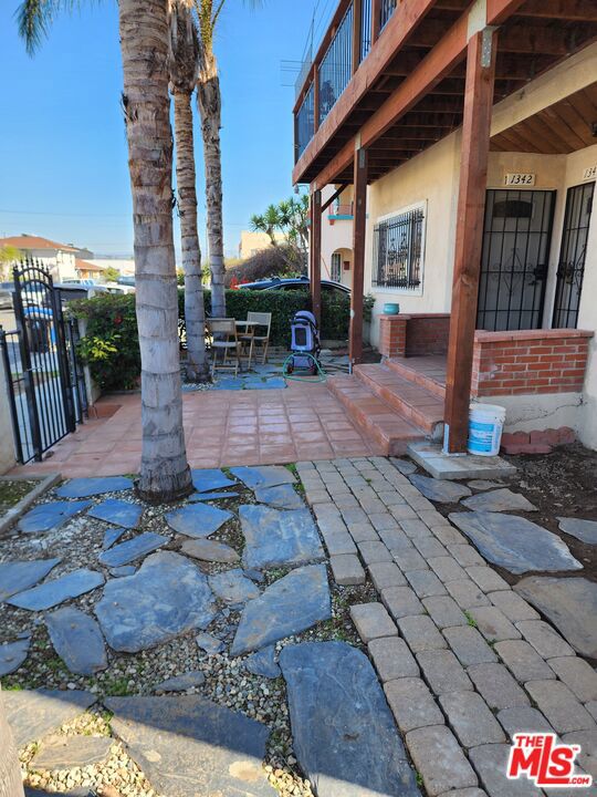 1342 S Bronson Avenue, Los Angeles CA: https://media.crmls.org/mediaz/9017a21b-3584-4e3c-a75d-813222ce30db.jpg