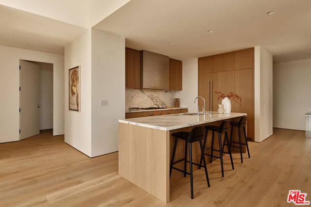 8899 Beverly Boulevard, West Hollywood CA: https://media.crmls.org/mediaz/9017e5f9-f302-416a-9b62-e9727c618e69.jpg