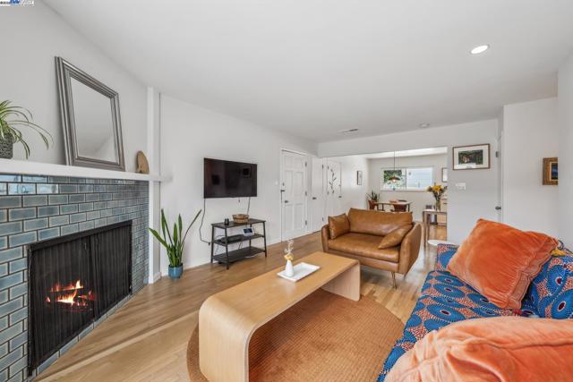1233 Broadway, Alameda CA: https://media.crmls.org/mediaz/9017e612-d727-490a-91d9-faa5c9a2a1a7.jpg