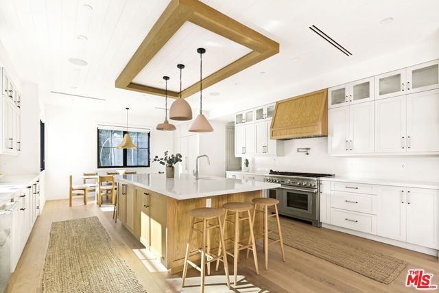 6310 Mirror Lake Drive, Los Angeles CA: https://media.crmls.org/mediaz/9017e745-93a3-4716-9746-56f1784e3770.jpg