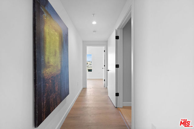 321 S Oxford Avenue, Los Angeles CA: https://media.crmls.org/mediaz/90196200-6089-4594-a7ce-58f3fd740f5c.jpg