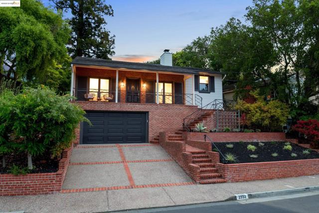 2333 Leimert Blvd, Oakland CA: https://media.crmls.org/mediaz/901a5dfb-e77a-4219-b849-e3e80071b0e2.jpg
