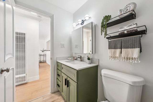 5242 Miles Avenue, Oakland CA: https://media.crmls.org/mediaz/901ad92e-ca0d-43aa-8a71-8703d6c7c536.jpg