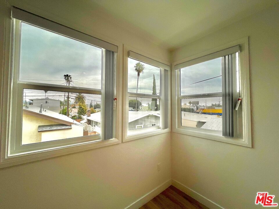 https://media.crmls.org/mediaz/901b5dd6-8969-4e8f-9e89-67722e3d8858.jpg?preset=X-Large