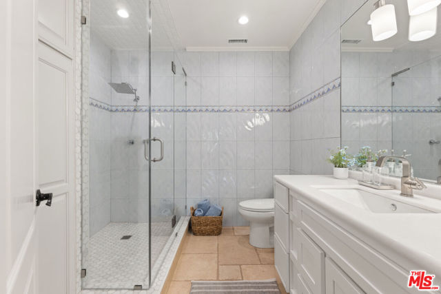 16979 Encino Hills Drive, Encino CA: https://media.crmls.org/mediaz/901b5e9a-2412-46a4-9579-8ae5d6506b7f.jpg