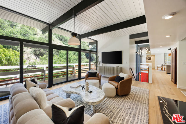 3905 Pacheco Drive, Sherman Oaks CA: https://media.crmls.org/mediaz/901bacee-df49-4d35-bf1f-c0fad0ea55bf.jpg