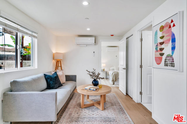 7832 Croydon Avenue, Los Angeles CA: https://media.crmls.org/mediaz/901bbf4a-9a6a-46f0-87ab-bda226c12bb3.jpg