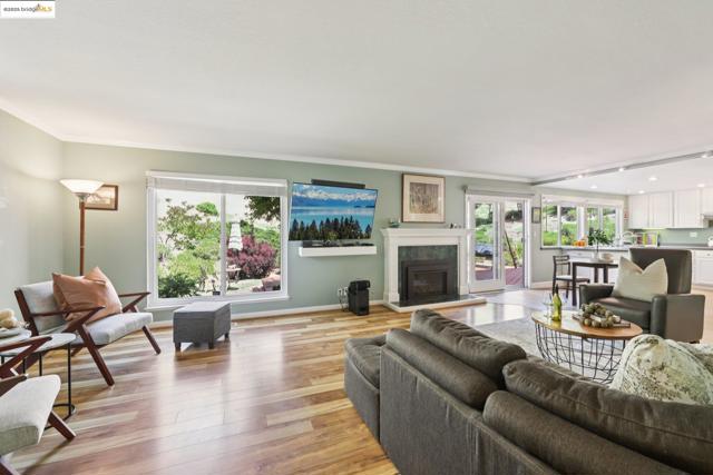 2353 Benham Ct, Walnut Creek CA: https://media.crmls.org/mediaz/901c238d-76d2-41e1-ac1c-98a4adf3f0b6.jpg