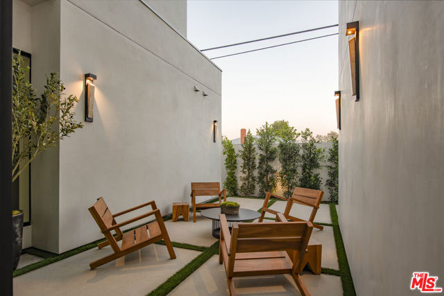 12806 Admiral Avenue, Los Angeles CA: https://media.crmls.org/mediaz/901d5088-d551-4cf0-b314-f55c843c0774.jpg