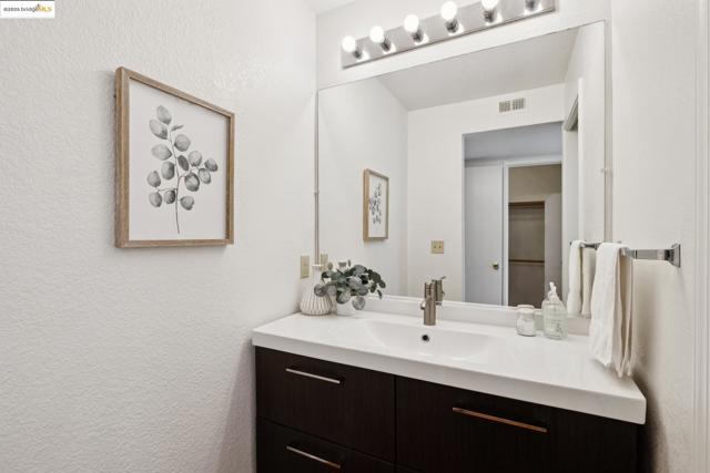 760 Canyon Oaks Dr, Oakland CA: https://media.crmls.org/mediaz/901dce92-de58-4c80-9f01-1e597e93dc87.jpg