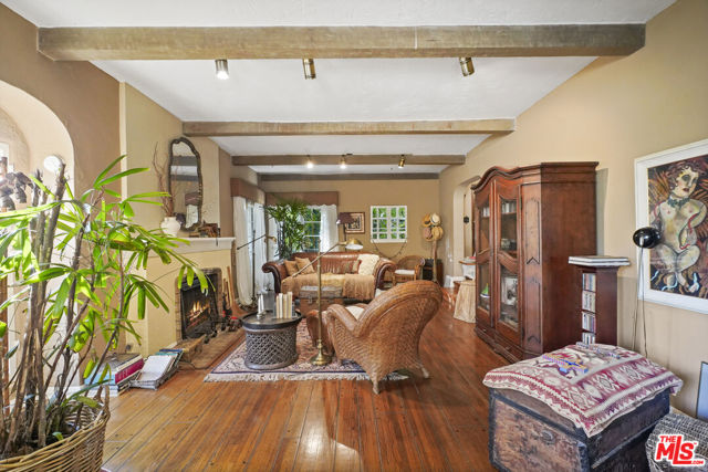 1326 Cordova Avenue, Glendale CA: https://media.crmls.org/mediaz/901de2bf-e2d3-4d50-965c-b0229ece9898.jpg