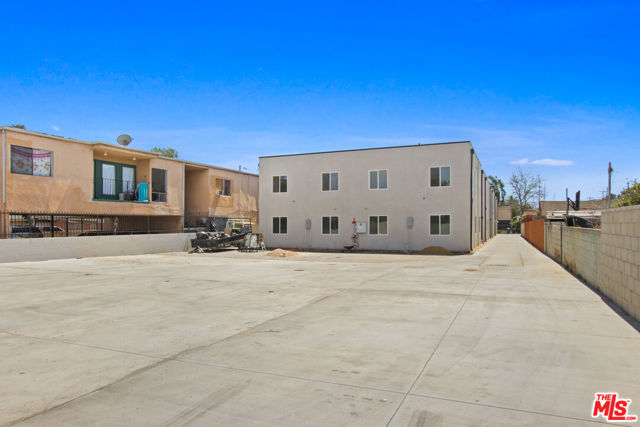 649 1/2 W 92nd Street, Los Angeles CA: https://media.crmls.org/mediaz/901e5e6b-68d9-4253-a5b5-7df2bca2c526.jpg